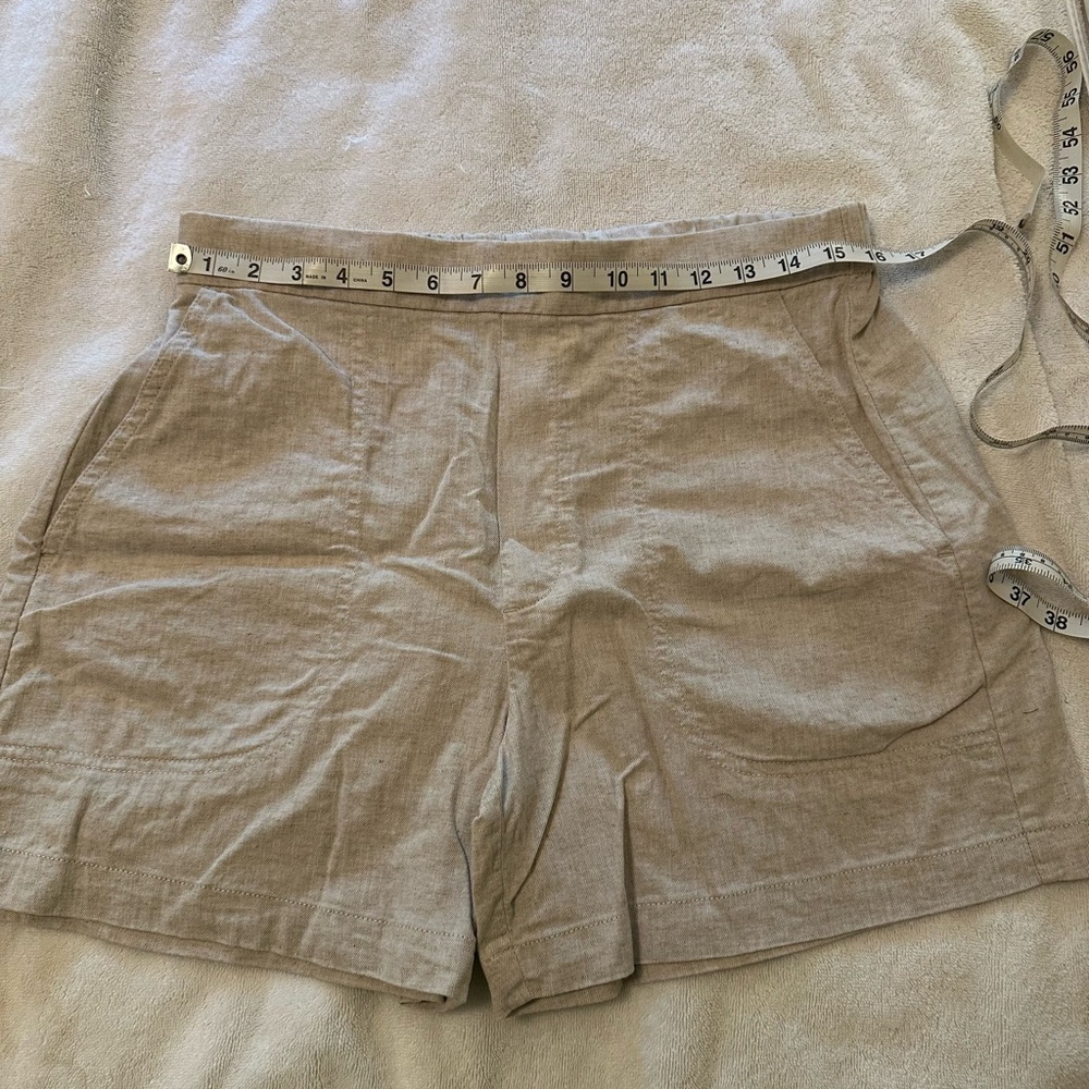 BANANA REPUBLIC LINEN PULL-ON 4” SHORT. Beige. Woman’s: US M.